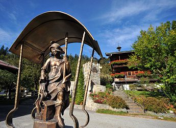 brunnenfigur-mit-bauernhof-1